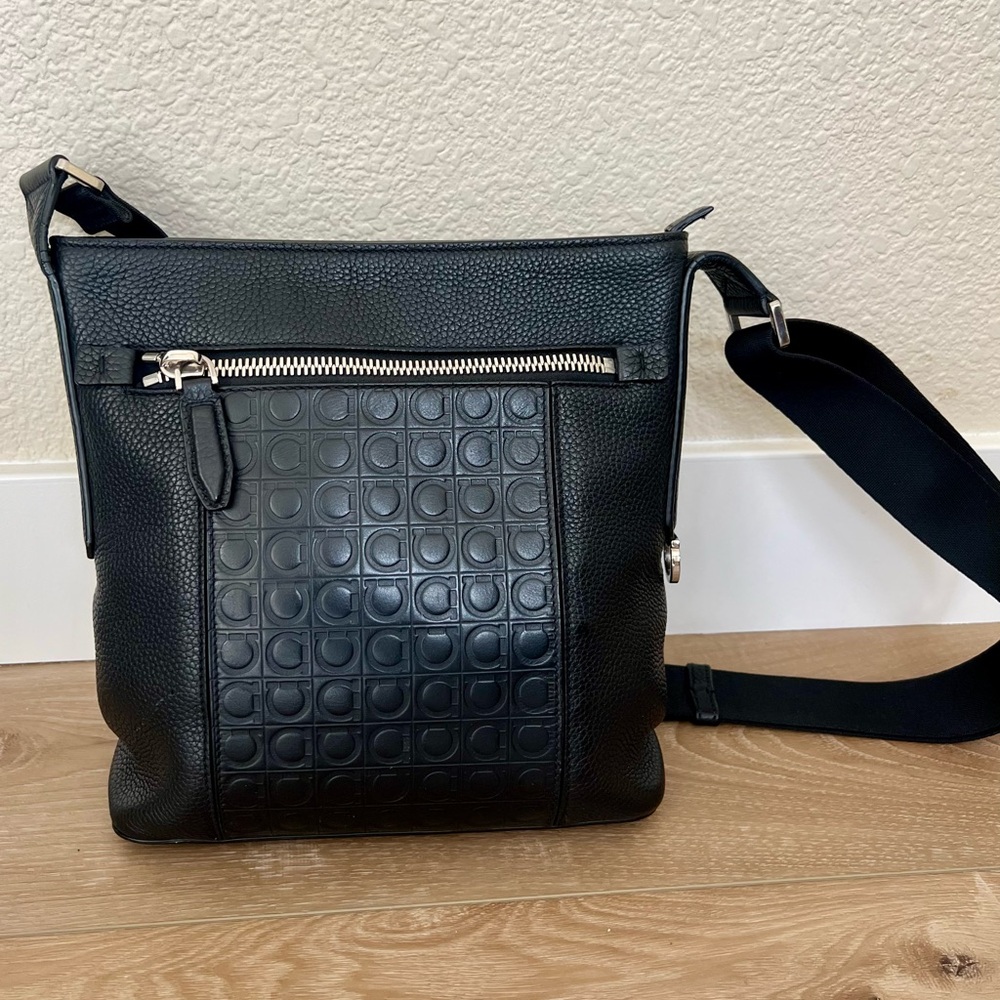 SALVATORE FERRAGAMO Black Gancio Embossed Leather Messenger Crossbody Bag
